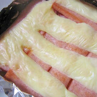 魚肉ソーセージとチーズのトースト